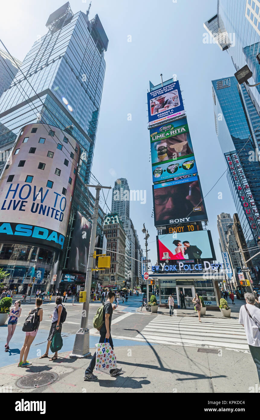 NEW YORK CITY - 12 juillet : Undefined passage Times Square le 12 juillet 2012 à New York. Times Square est un important carrefour commercial en M Banque D'Images NEW YORK CITY - 12 juillet : Undefined passage Times Square le 12 juillet 2012 à New York. Times Square est un important carrefour commercial en M Banque D'Images