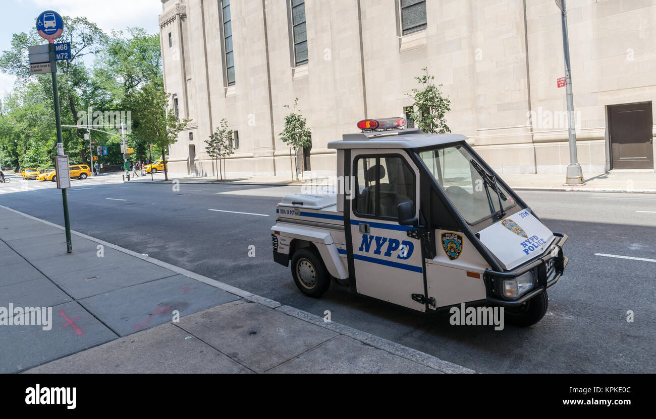 NEW YORK CITY - 12 juillet : NYPD à trois roues se trouve près de Central Park le 12 juillet 2012 à New York. La Police de la ville de New York, créé en Banque D'Images