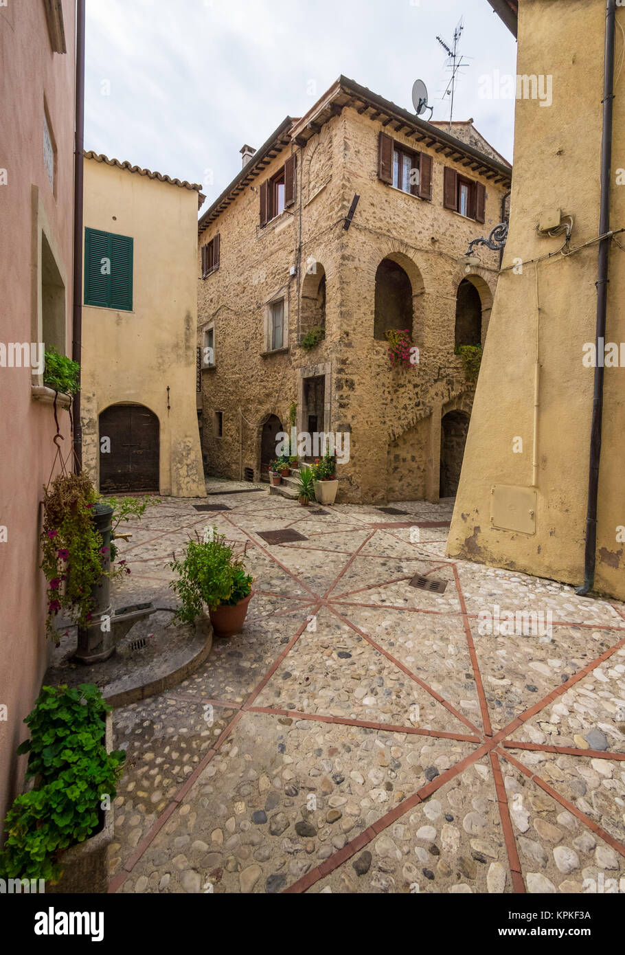 Castelnuovo di Farfa, Italie - une très petite ville médiévale dans la province de Rieti, région du Latium, en Italie centrale, avec l'agréable centre historique en pierre Banque D'Images