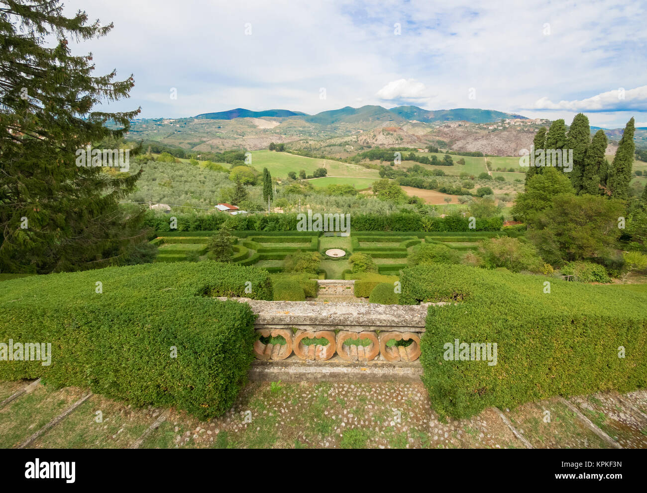 Castelnuovo di Farfa, Italie - une très petite ville médiévale dans la province de Rieti, région du Latium, en Italie centrale, avec l'agréable centre historique en pierre Banque D'Images