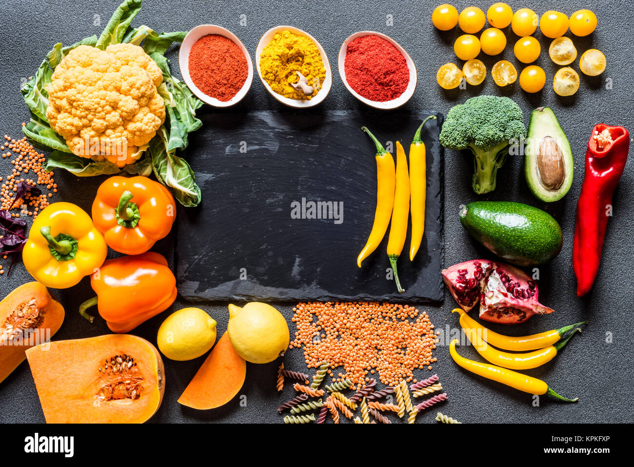Différentes couleurs fraîches légumes biologiques. vegan aliments crus sains sur fond gris avec une copie gratuite de l'espace. Mise à plat, vue du dessus. Banque D'Images