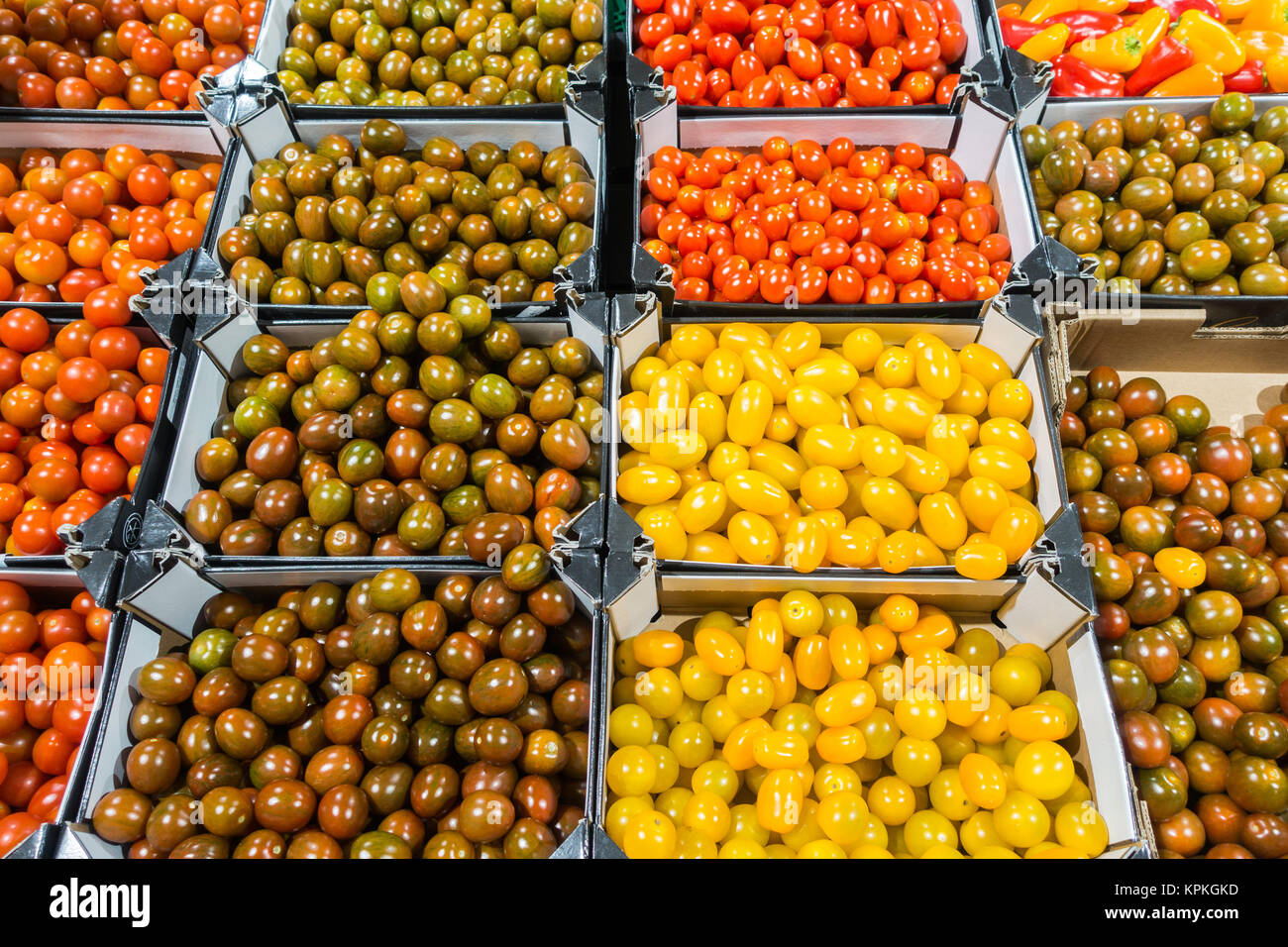 Des tomates cerises cocktail multicolores dans un supermarché Espagnol Banque D'Images