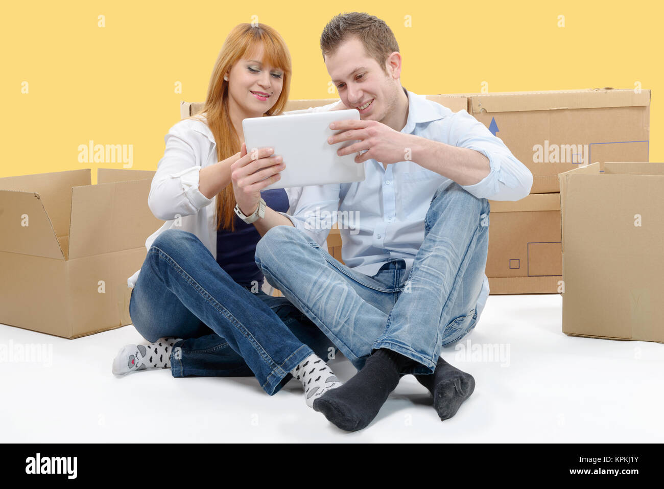 La préparation de nouveaux couple vacances with digital tablet Banque D'Images