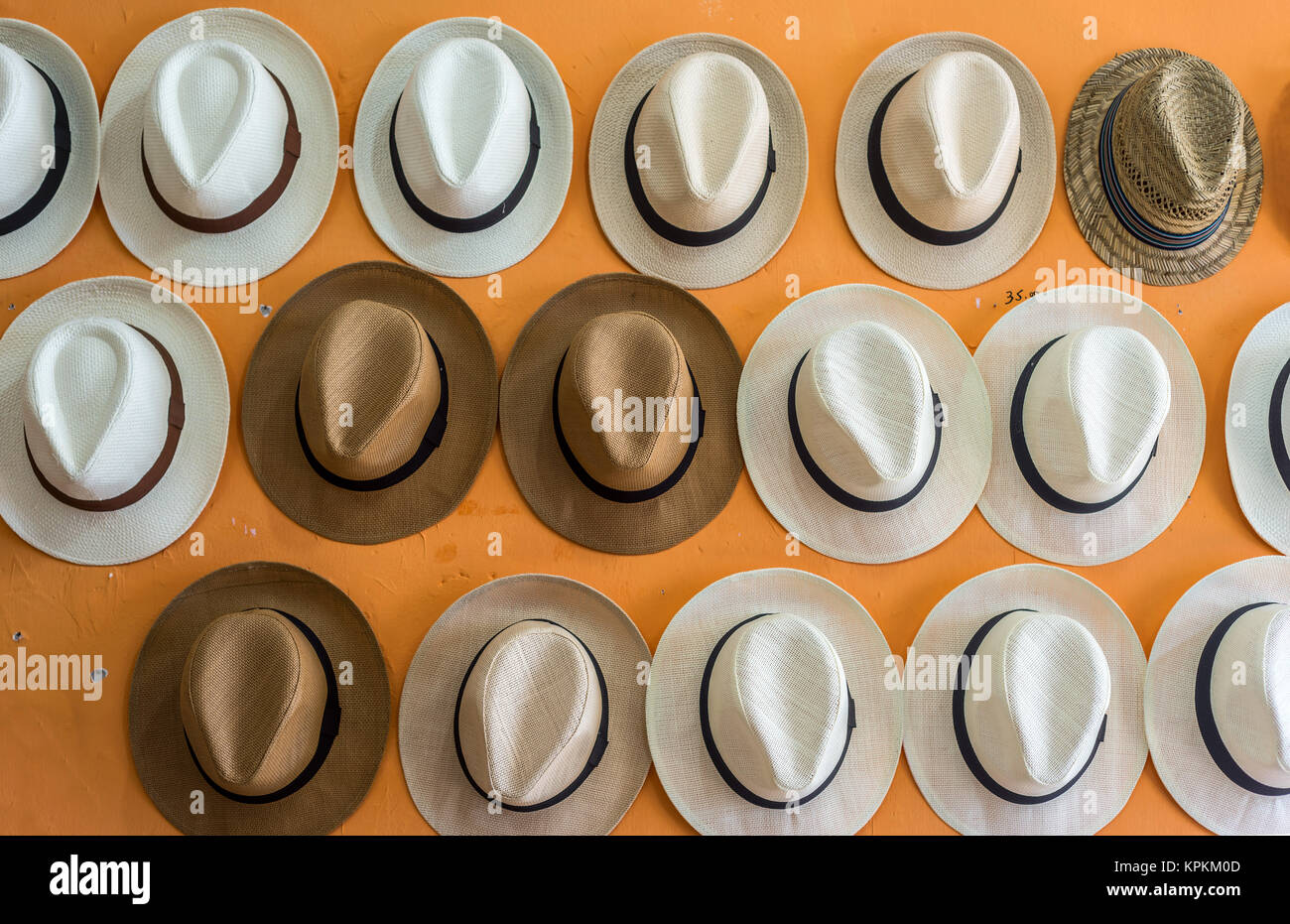 Décrochage du marché brésilien de l'artisanat avec des chapeaux de paille à  vendre Photo Stock - Alamy