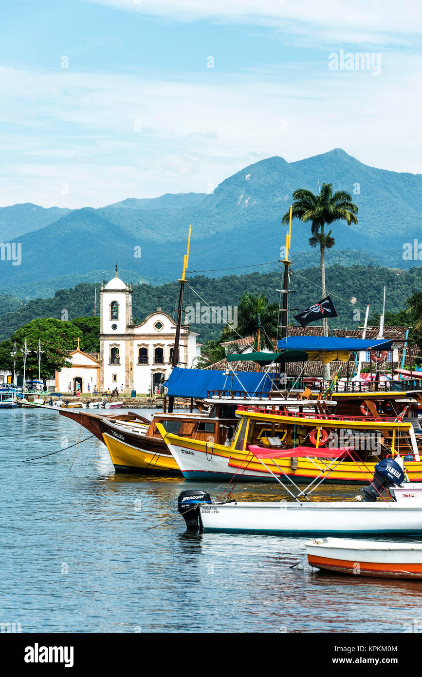 RIO DE JANEIRO, février, 15, 2016 - bateaux de touristes attendent les touristes près de l'église Igreja de Santa Rita de Cassia à Paraty, Rio de Janeiro, Brésil Banque D'Images