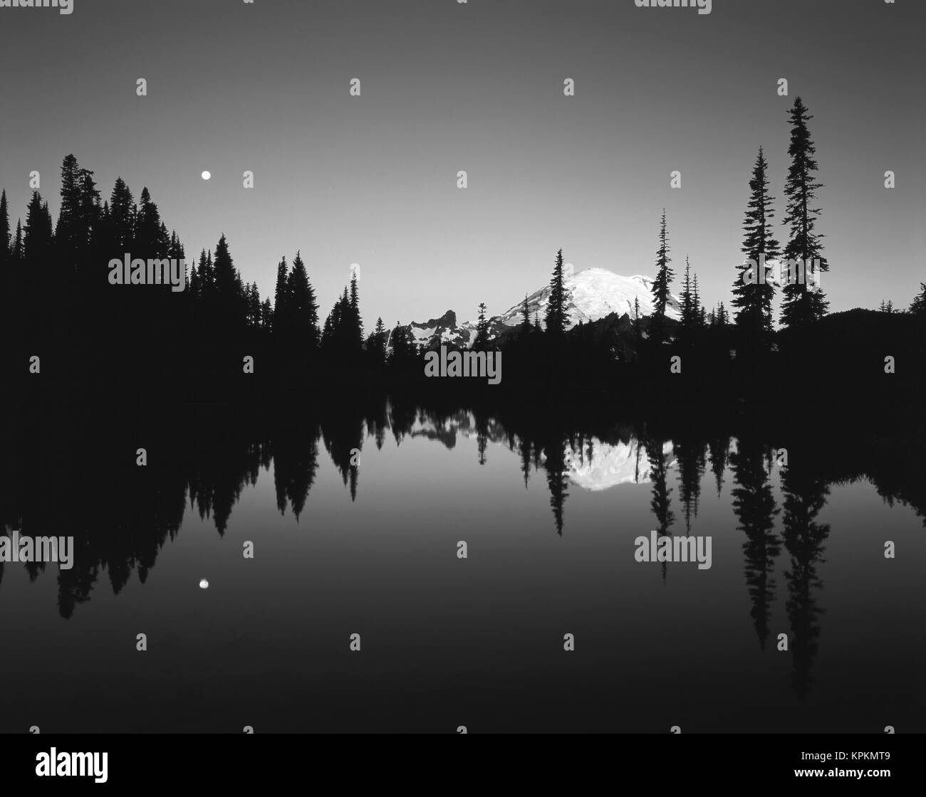 USA, l'État de Washington, Mount Rainier National Park, le Mont Rainier et la pleine lune se reflétant dans le lac à l'aube Tipsoo (grand format formats disponibles) Banque D'Images