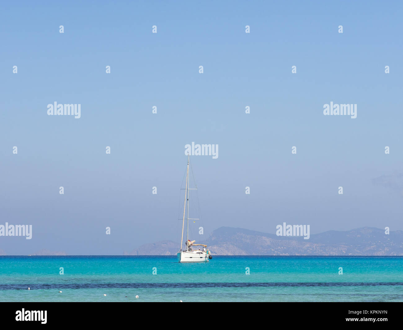 Voile vu de la plage de Cala Saona à Formentera, Espagne Banque D'Images