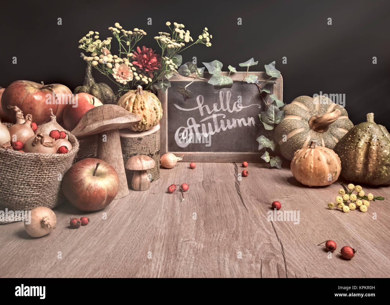 Automne Nature morte avec pommes, décorations et texte 'Bonjour' au tableau. Cette image est tonique. Banque D'Images