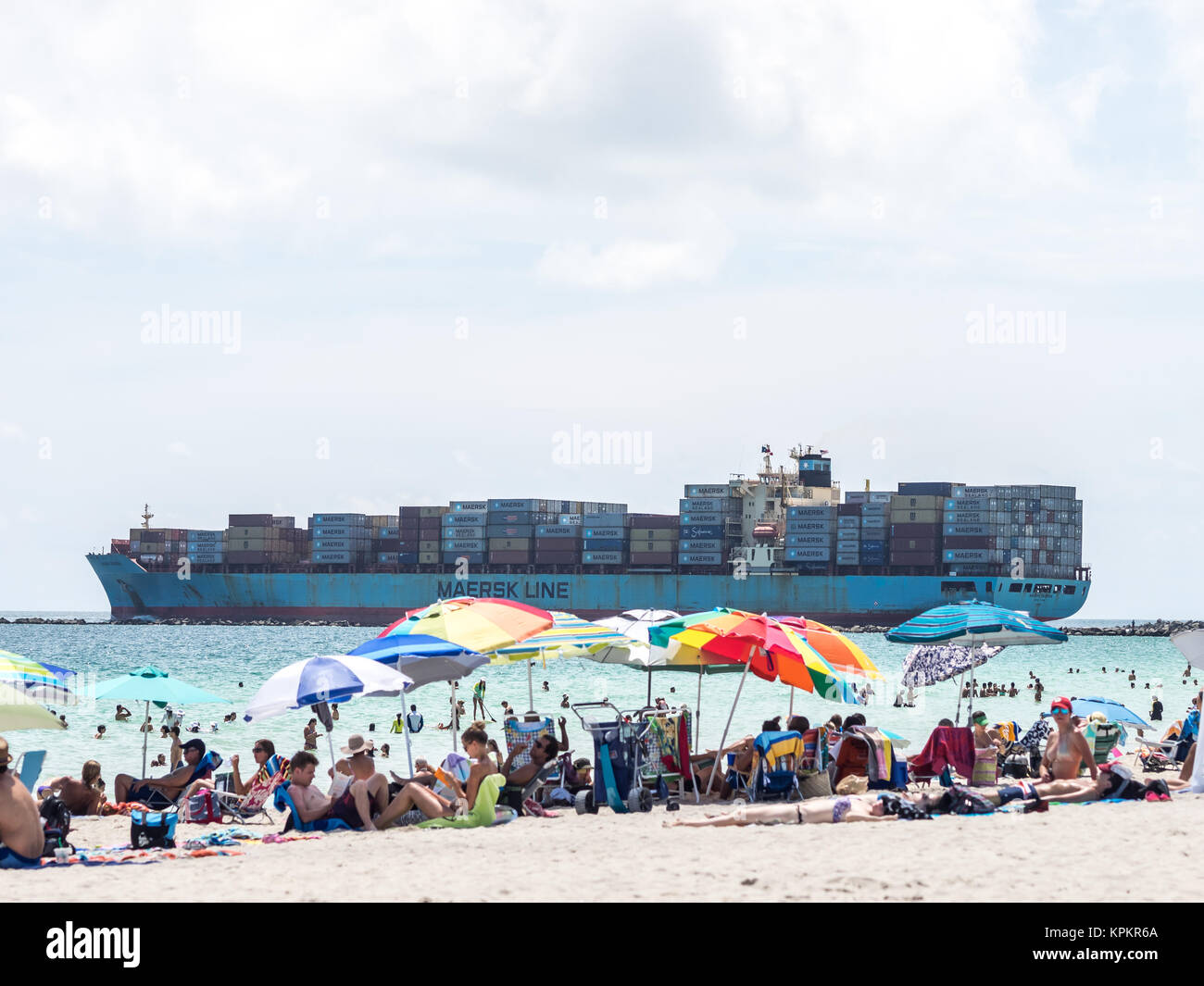 MIAMI, USA - 6 septembre 2015 : grand navire quittant le port de Miami, Floride. Le port est le 11e plus grand port à conteneurs de fret aux États-Unis. Banque D'Images