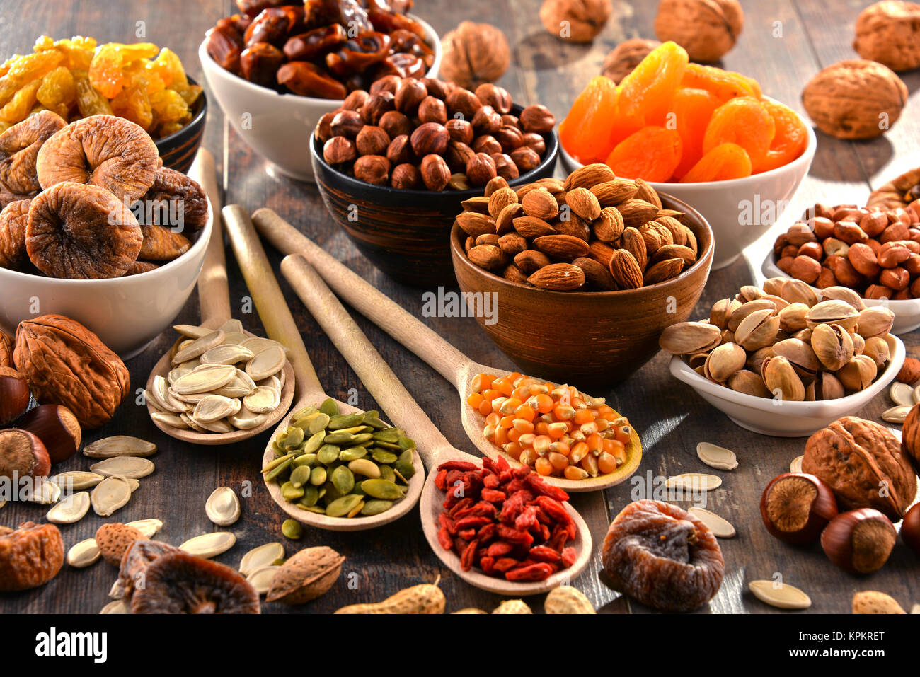 La composition avec fruits secs et noix assorties Banque D'Images