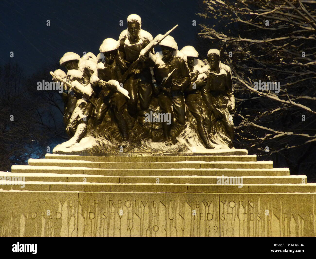 La neige a couvert la PREMIÈRE GUERRE MONDIALE, le général Memorial Memorial d'infanterie, Central Park, NY sculpté par Karl Illava Banque D'Images