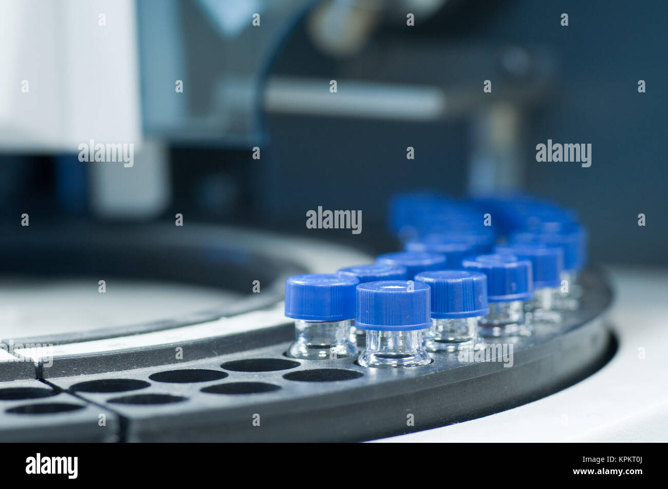 Les flacons contenant les attend en ligne pour l'analyse Banque D'Images