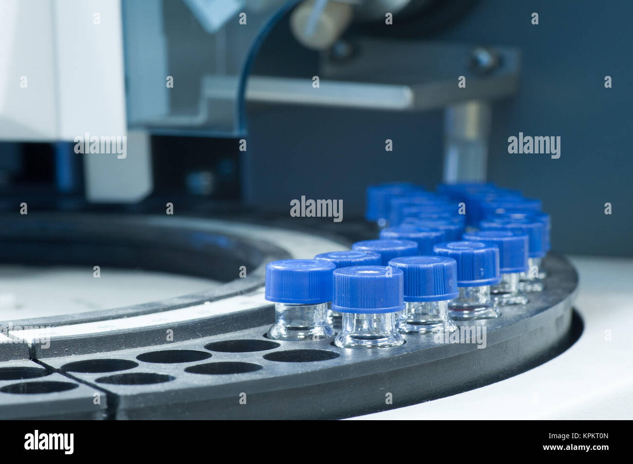 Les flacons contenant les attend en ligne pour l'analyse Banque D'Images