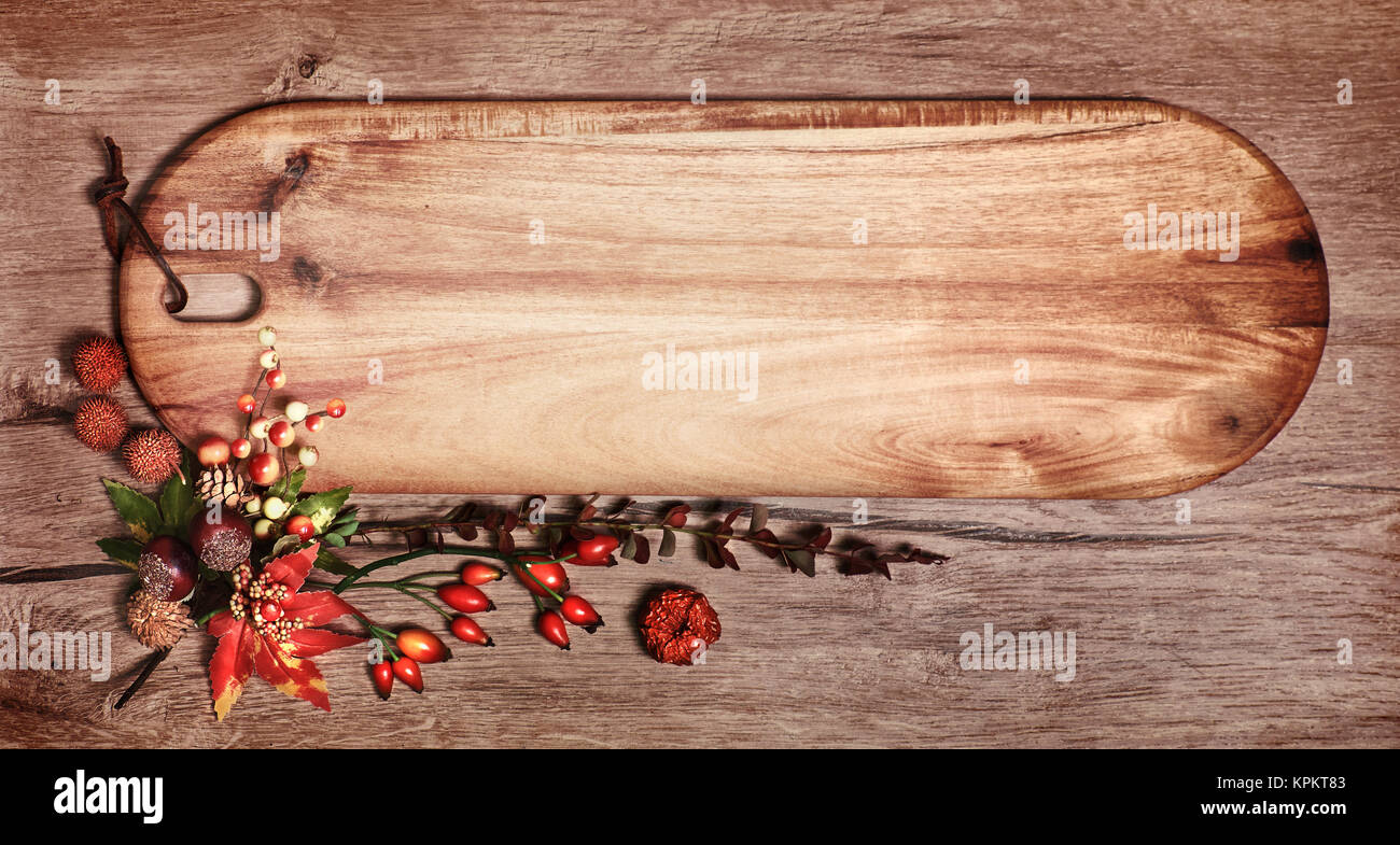 Tableau noir avec du texte et de l'espace l'automne décorations sur bois. Vue d'en haut, l'image. Banque D'Images