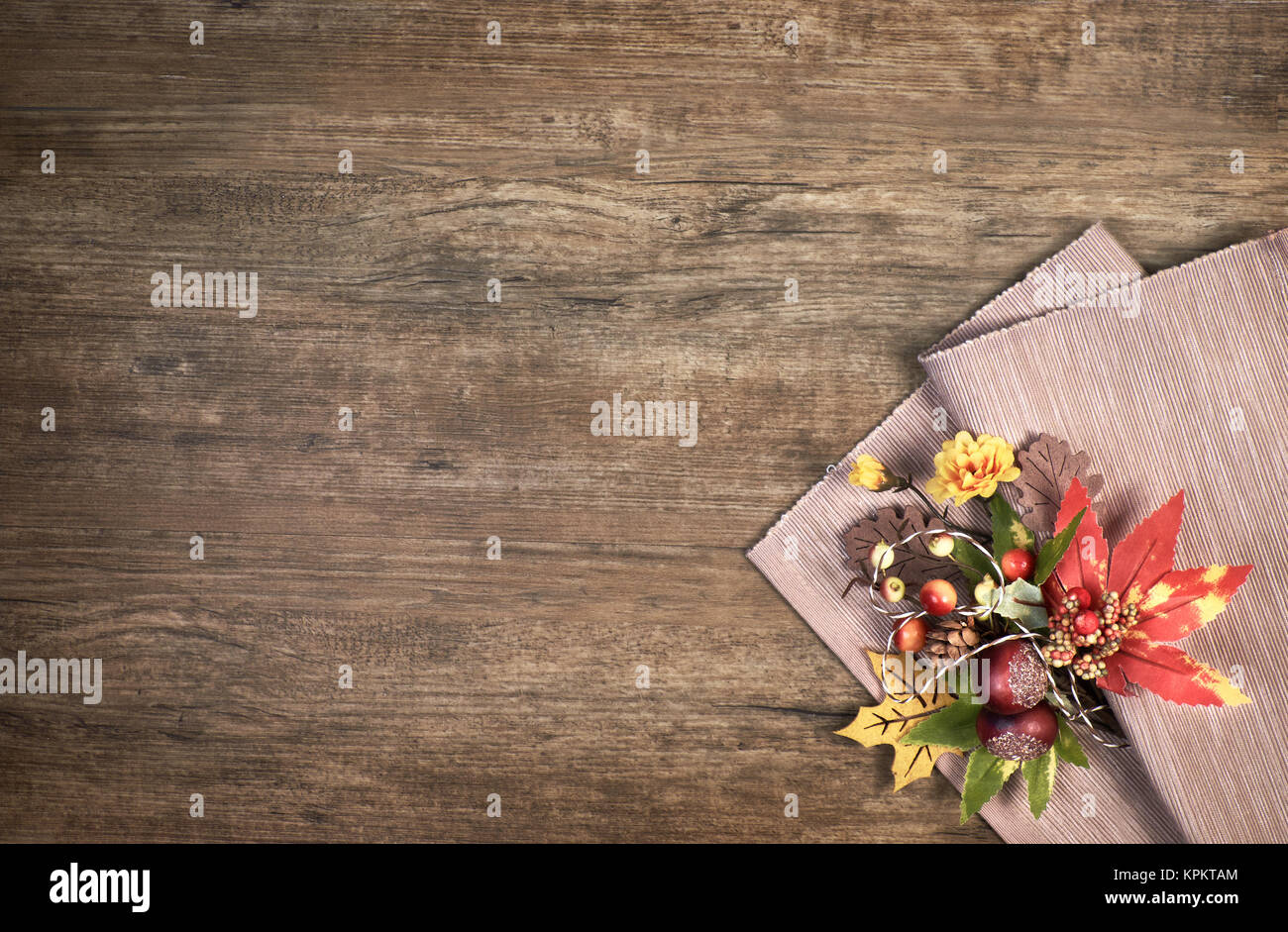 Fond de bois en chêne avec décorations d'Automne dans le coin, l'espace de texte Banque D'Images