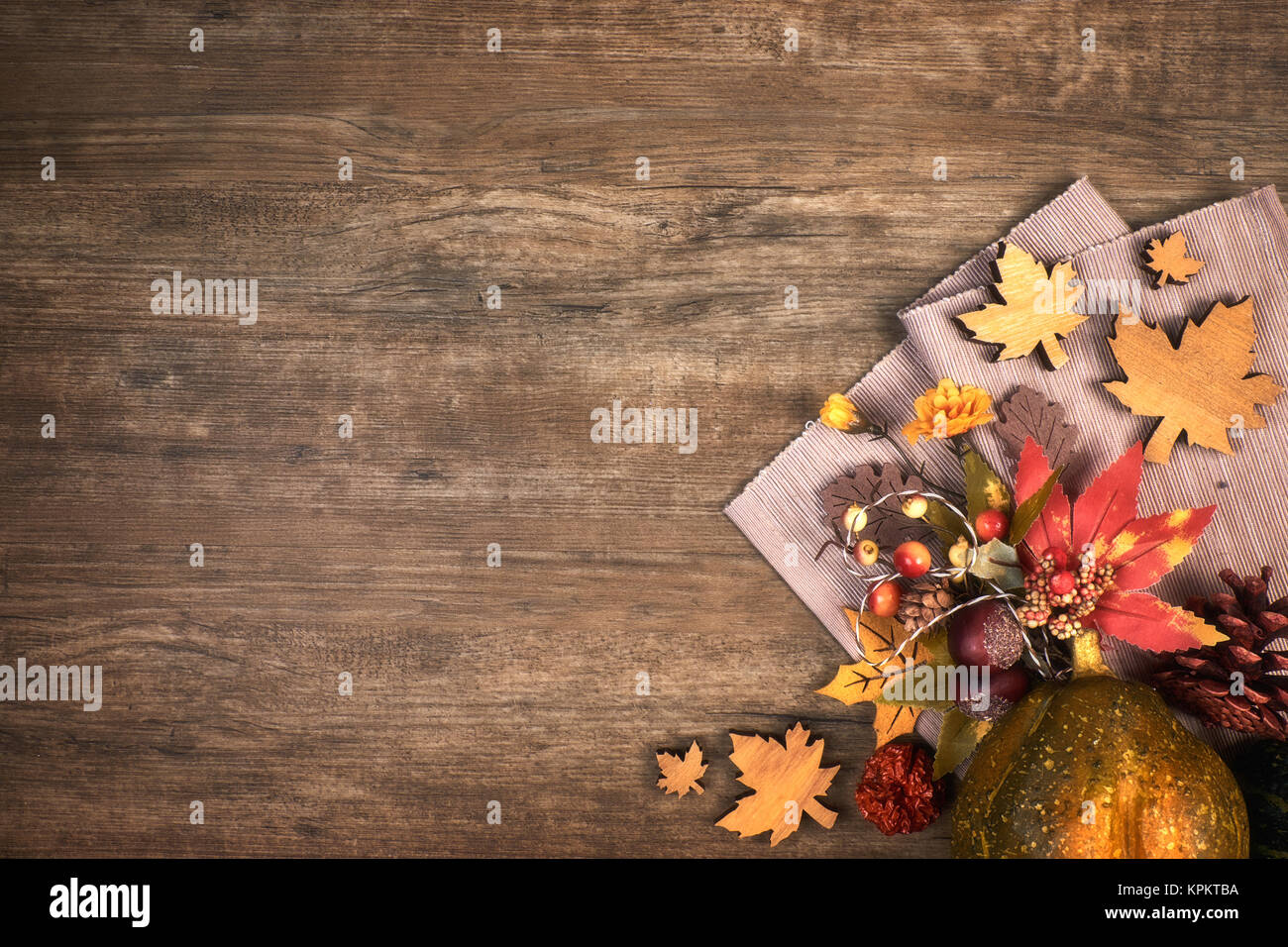 Fond de bois en chêne avec décorations d'Automne dans le coin, l'espace de texte Banque D'Images