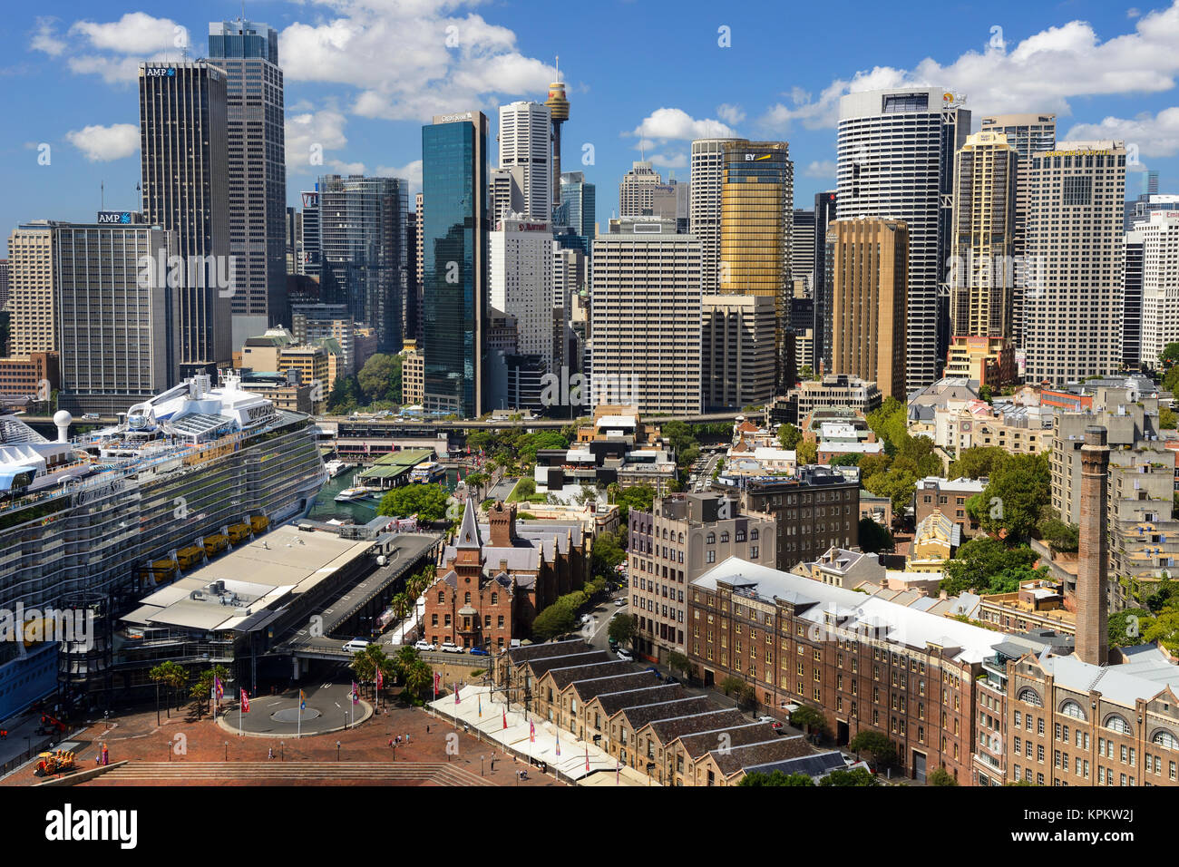Portrait des rochers et centre des affaires de Sydney, le Harbour Bridge de Lookout - Sydney, New South Wales, Australia Banque D'Images