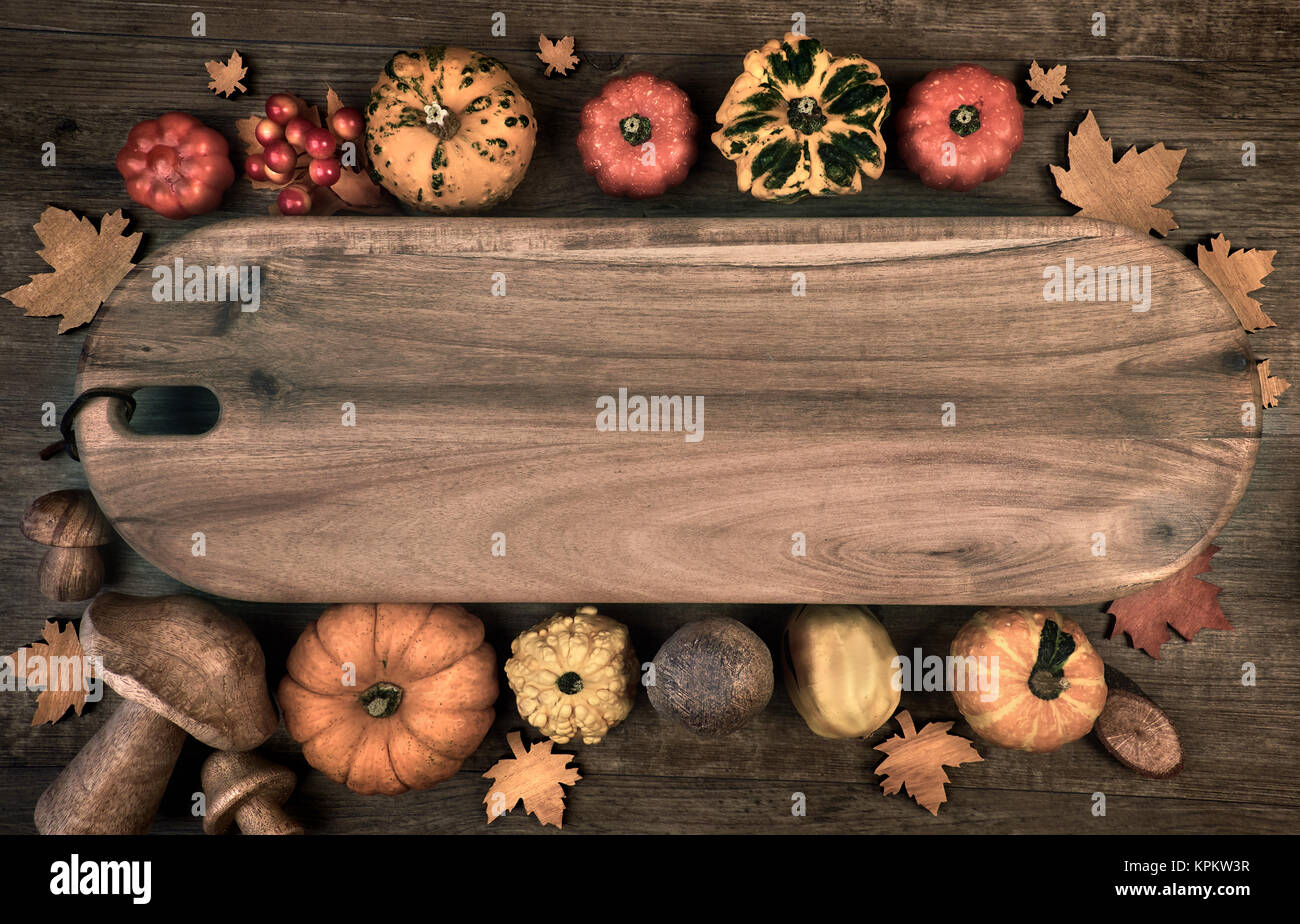 Automne fond avec l'automne saison décorations et une planche de bois blanc pour le texte. L'espace texte, tonique de l'image. Banque D'Images