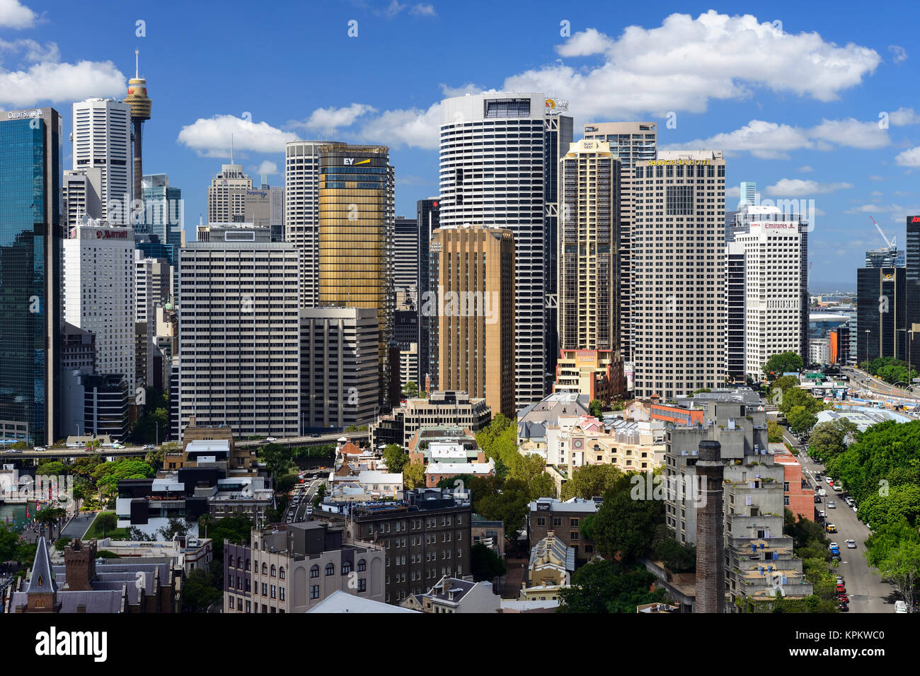 Portrait des rochers et centre des affaires de Sydney, le Harbour Bridge de Lookout - Sydney, New South Wales, Australia Banque D'Images