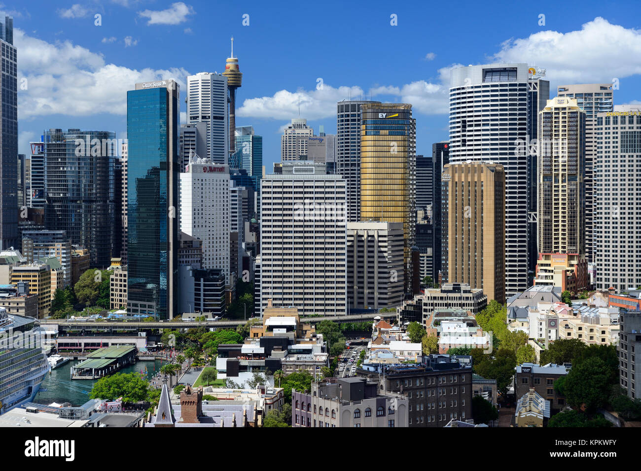 Portrait des rochers et centre des affaires de Sydney, le Harbour Bridge de Lookout - Sydney, New South Wales, Australia Banque D'Images