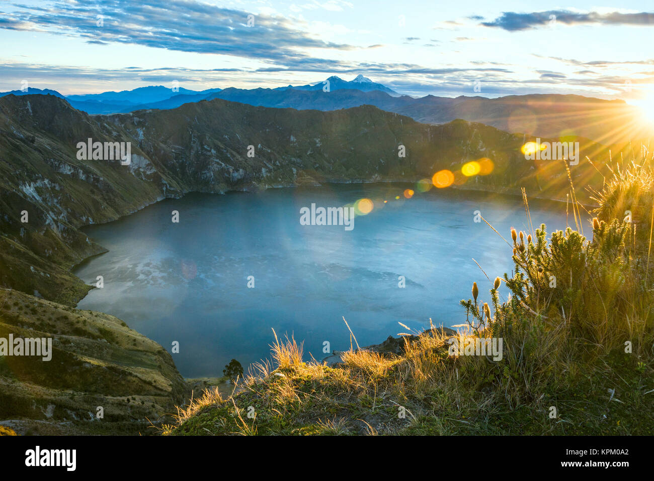 Volcans Ilinizas en vertu de la Lagune de Quilotoa, Andes. L'Équateur Banque D'Images
