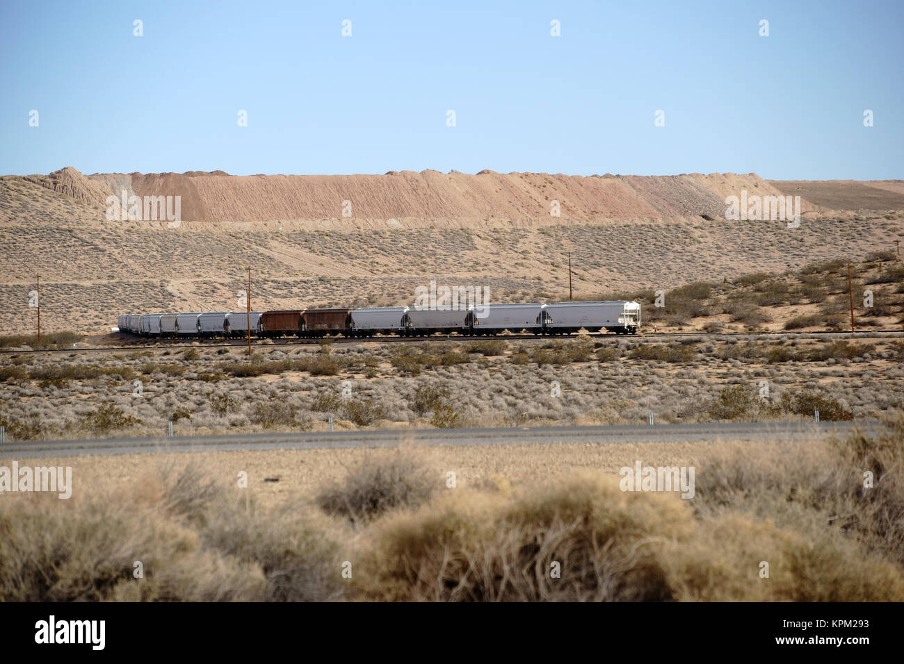 Ein Güterzug durchquert Mojave die mit ancien Wüste aufgetürmten Sandhängen. Banque D'Images