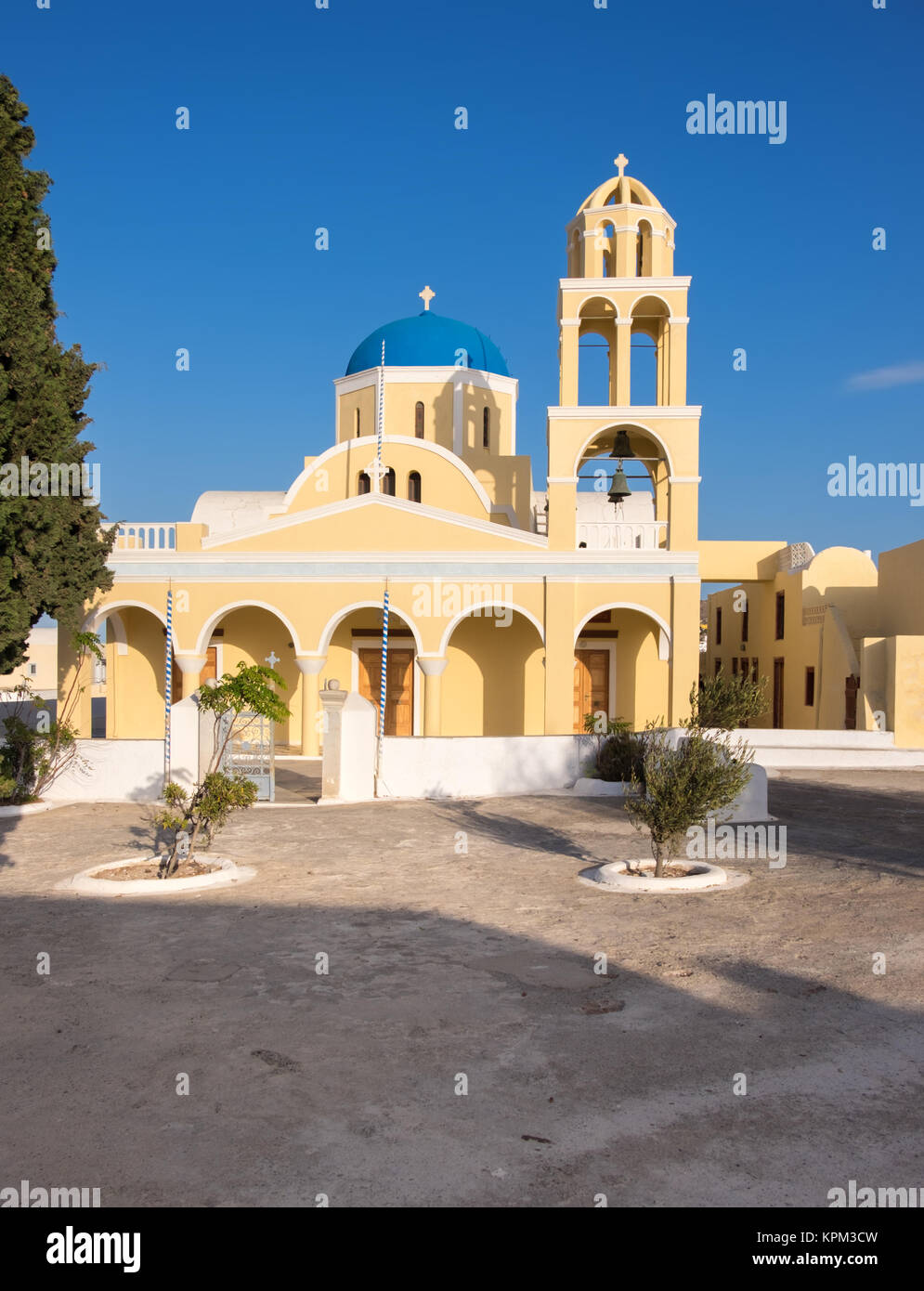 L'église St George, ou Ekklisia église Agios Georgios à Oia village sur l'île de Santorin, Grèce Banque D'Images