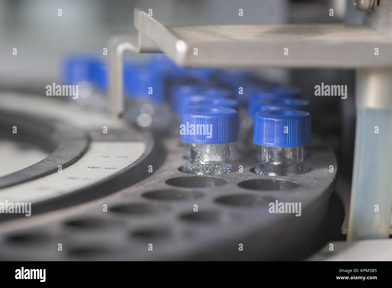 Les flacons contenant les attend en ligne pour l'analyse Banque D'Images