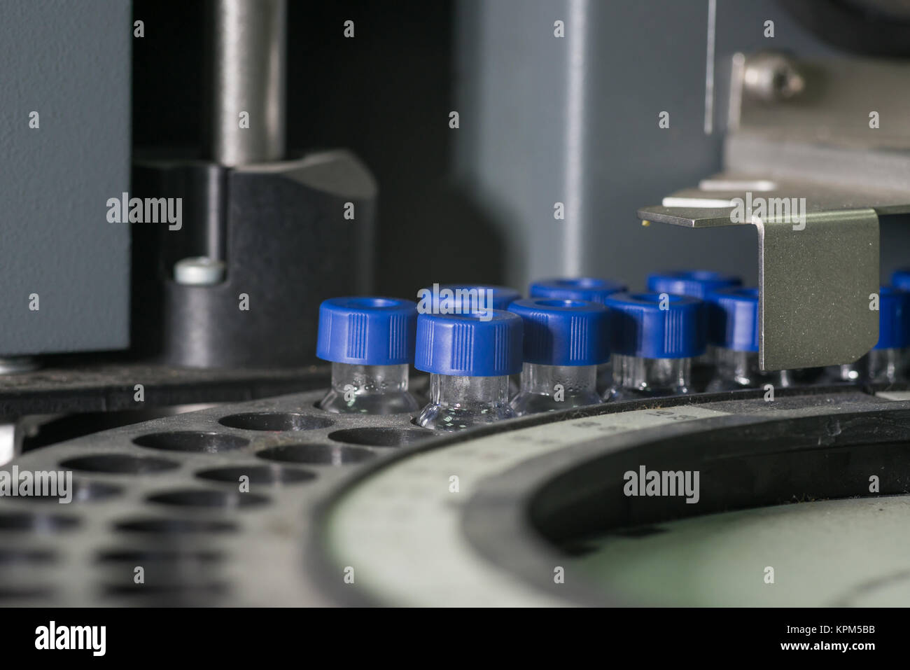 Les flacons contenant les attend en ligne pour l'analyse Banque D'Images