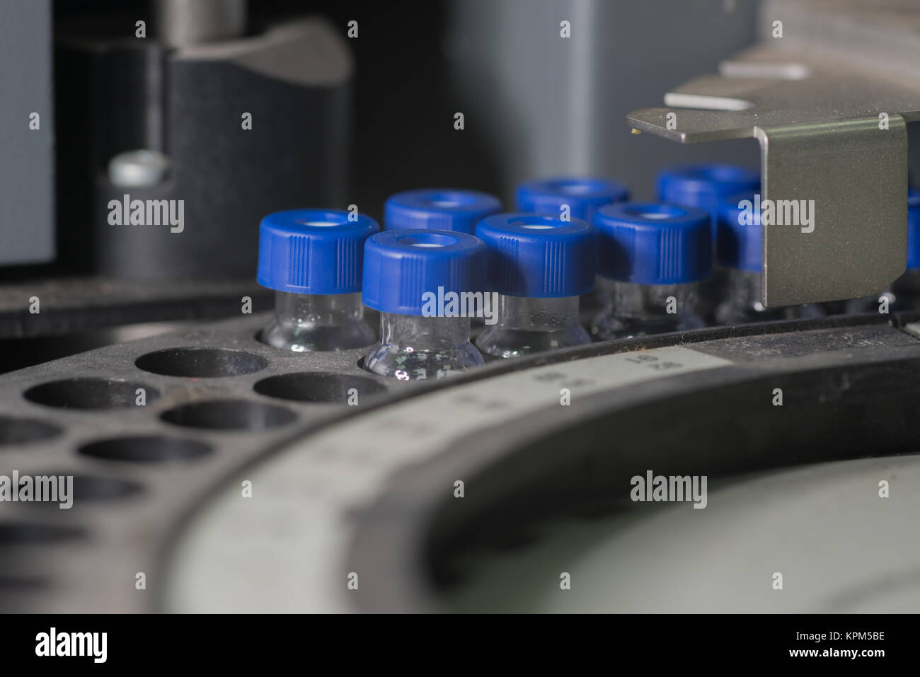 Les flacons contenant les attend en ligne pour l'analyse Banque D'Images