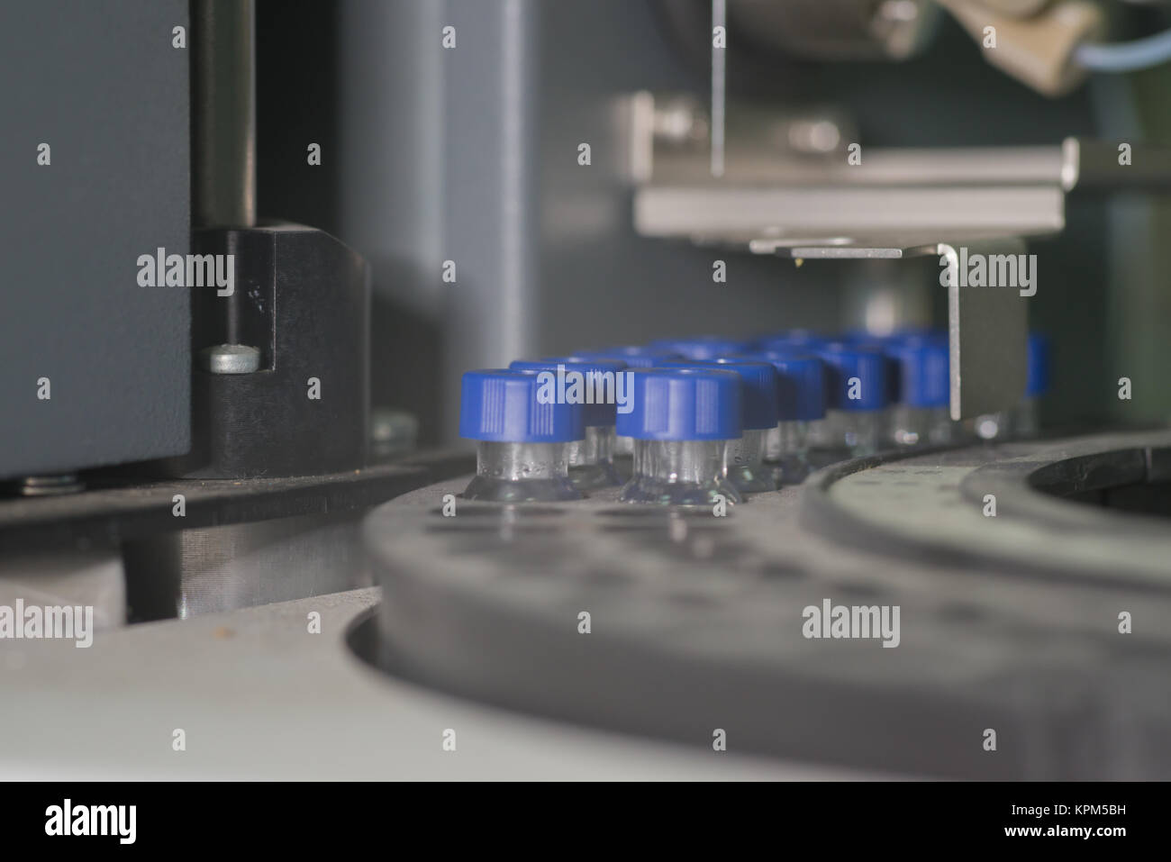 Les flacons contenant les attend en ligne pour l'analyse Banque D'Images