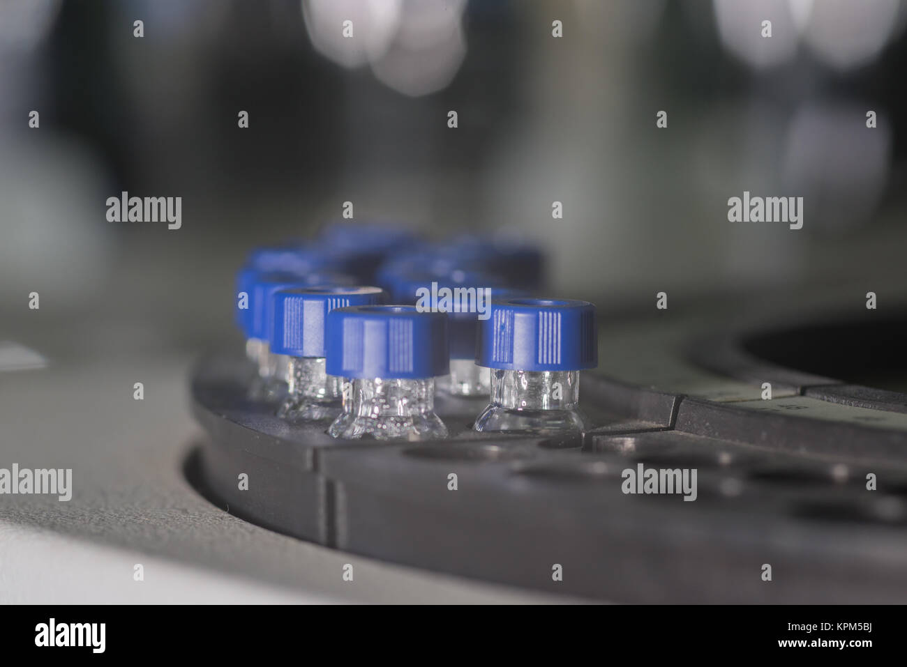 Les flacons contenant les attend en ligne pour l'analyse Banque D'Images