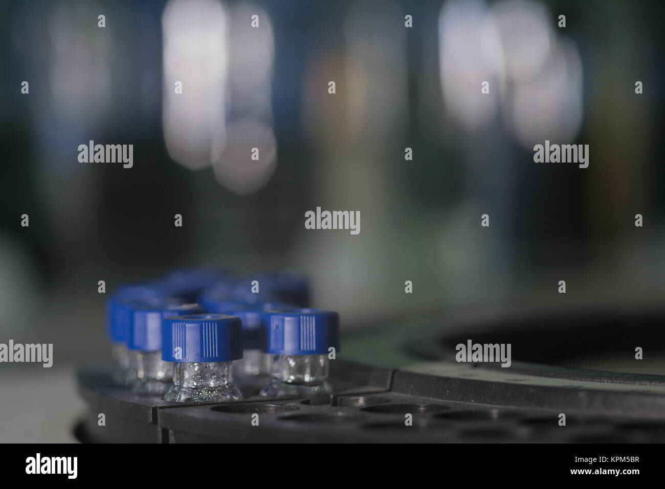 Les flacons contenant les attend en ligne pour l'analyse Banque D'Images