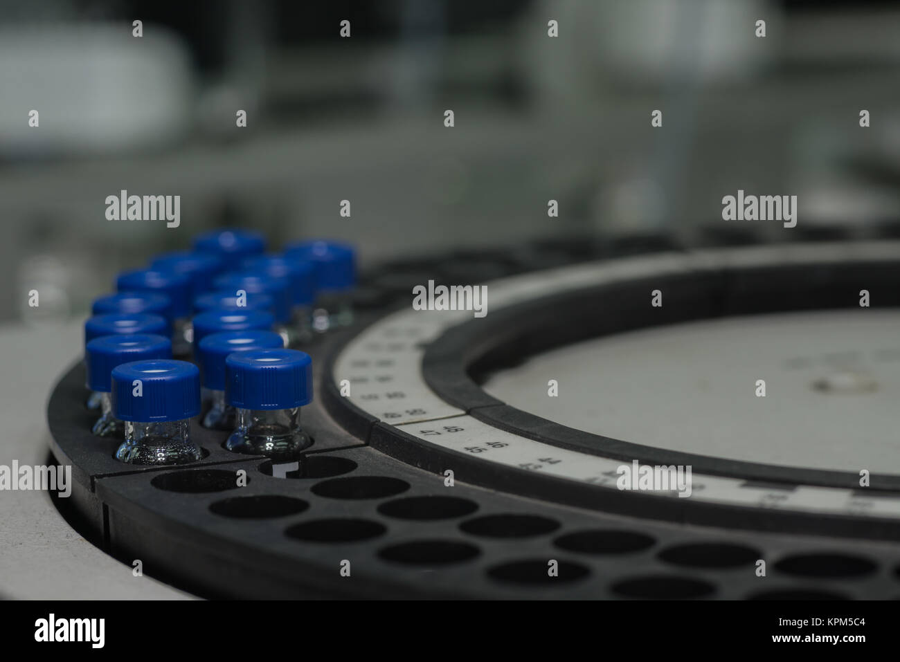 Les flacons contenant les attend en ligne pour l'analyse Banque D'Images