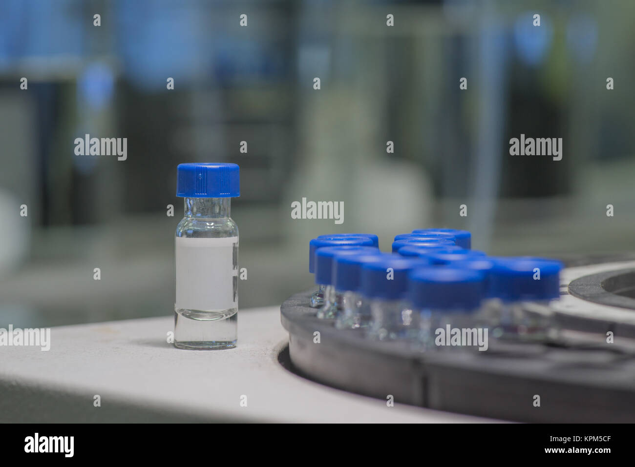 Les flacons contenant les attend en ligne pour l'analyse Banque D'Images