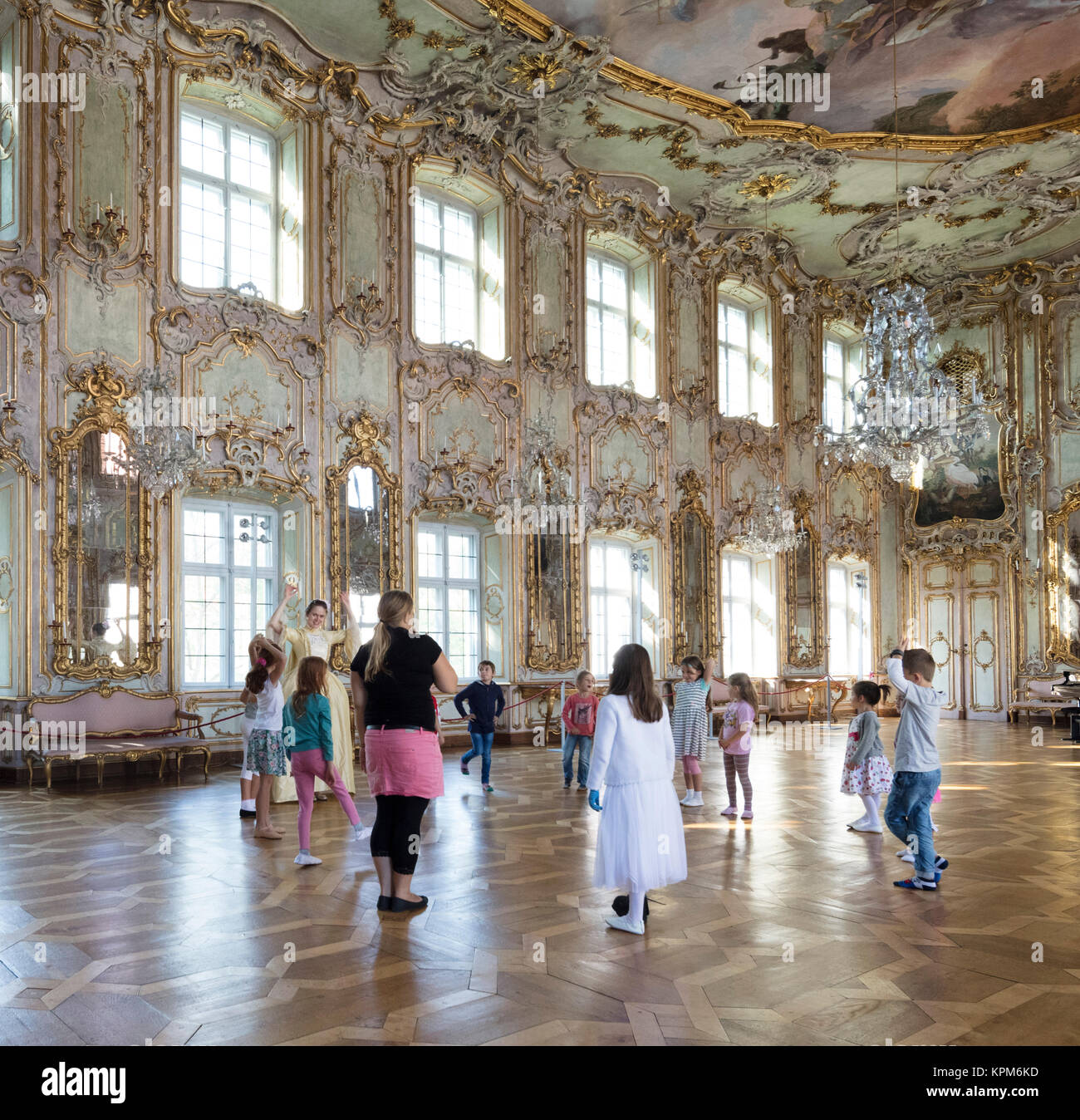 Cours de danse pour enfants dans le Rococco Ballroom (1770) du palais baroque Schaezlerpalais, Augsbourg, Bavière, Allemagne Banque D'Images