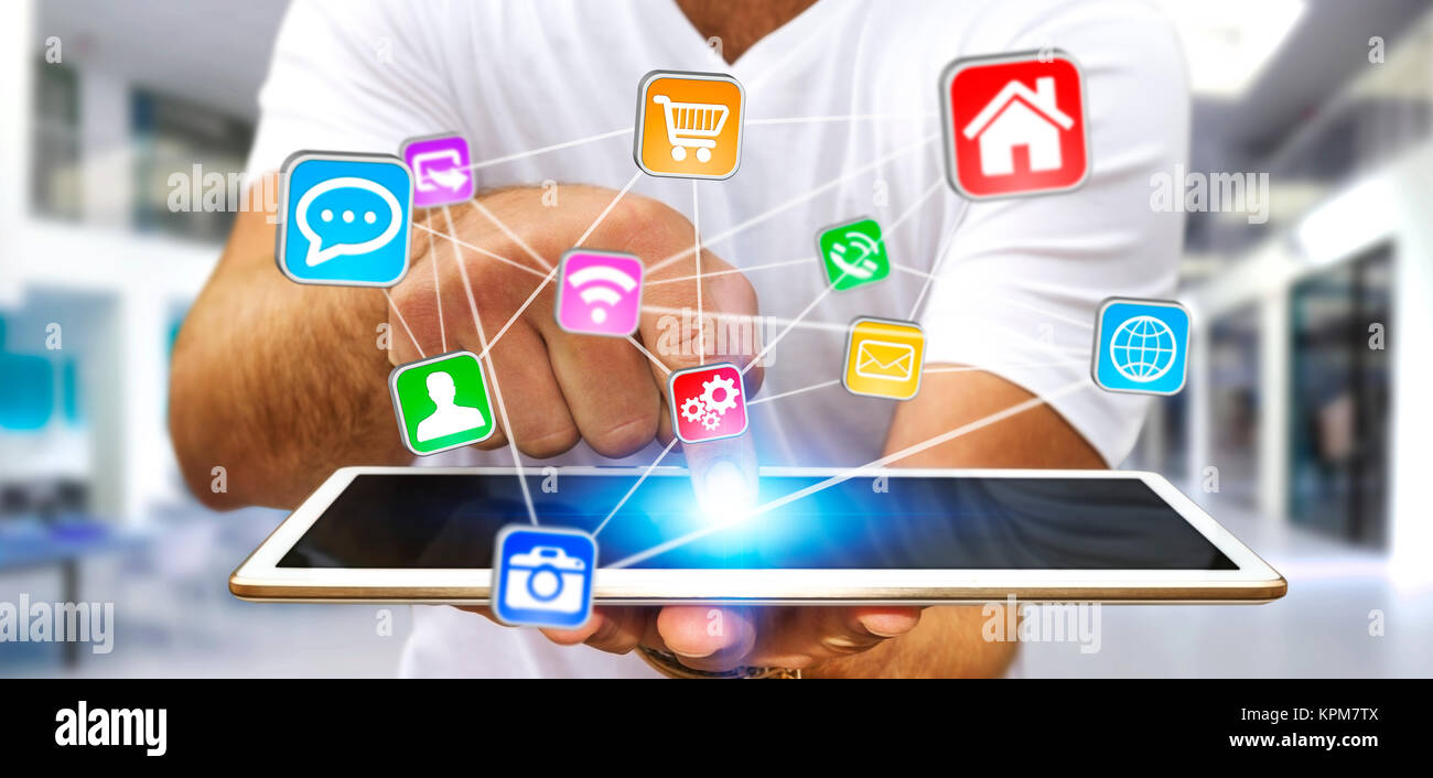 Jeune homme à l'aide de tablette moderne Banque D'Images