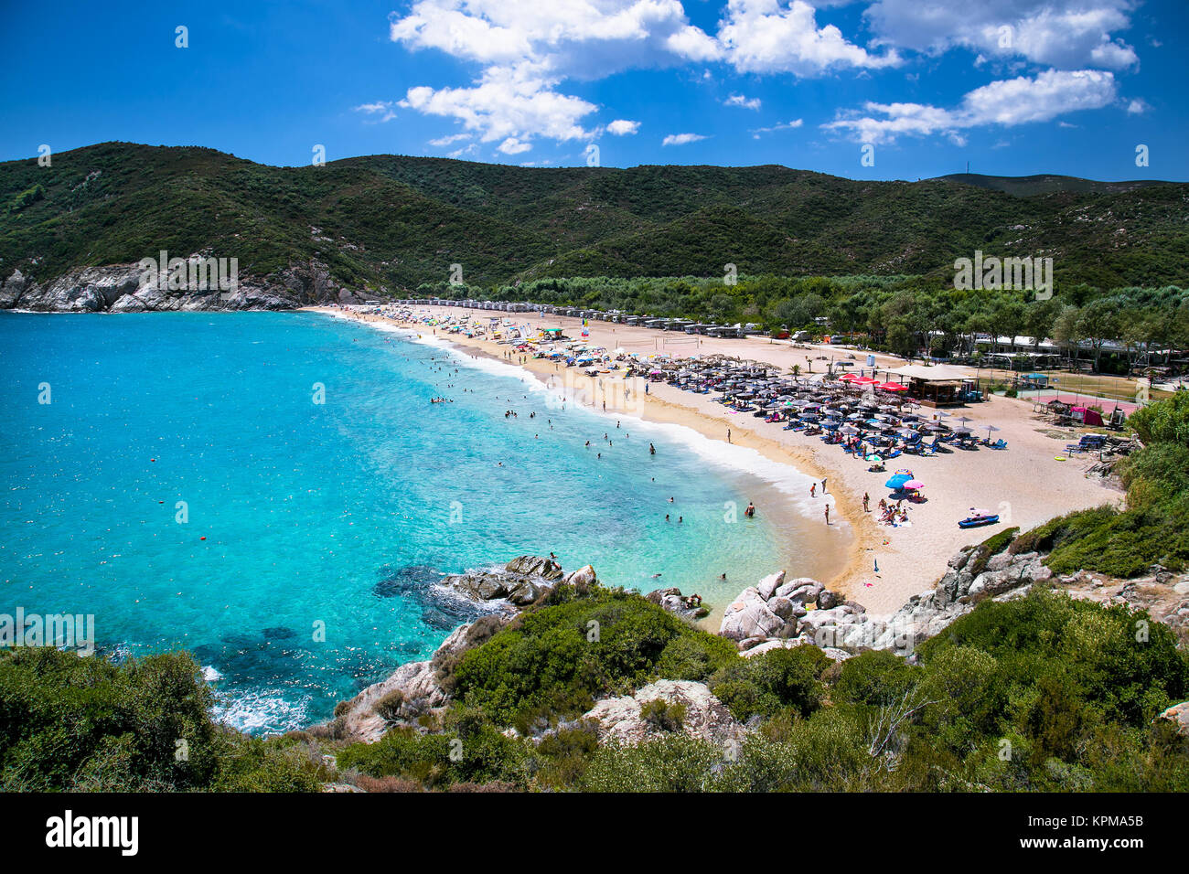 Kalamitsii magnifique camping plage sur la côte est de l'sur Sithonia Halkidiki, Grèce. Banque D'Images