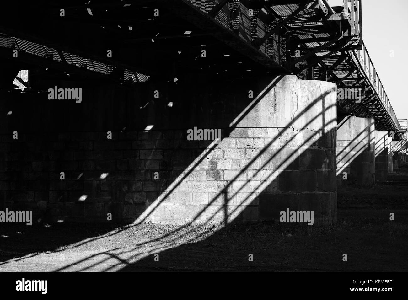 Pont pilier d'un ancien pont ferroviaire à la périphérie de Magdebourg Banque D'Images