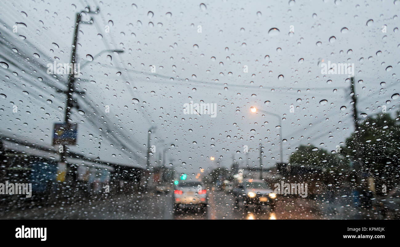 Trafic,abstrait,Chute de pluie sur la fenêtre, dans... Banque D'Images