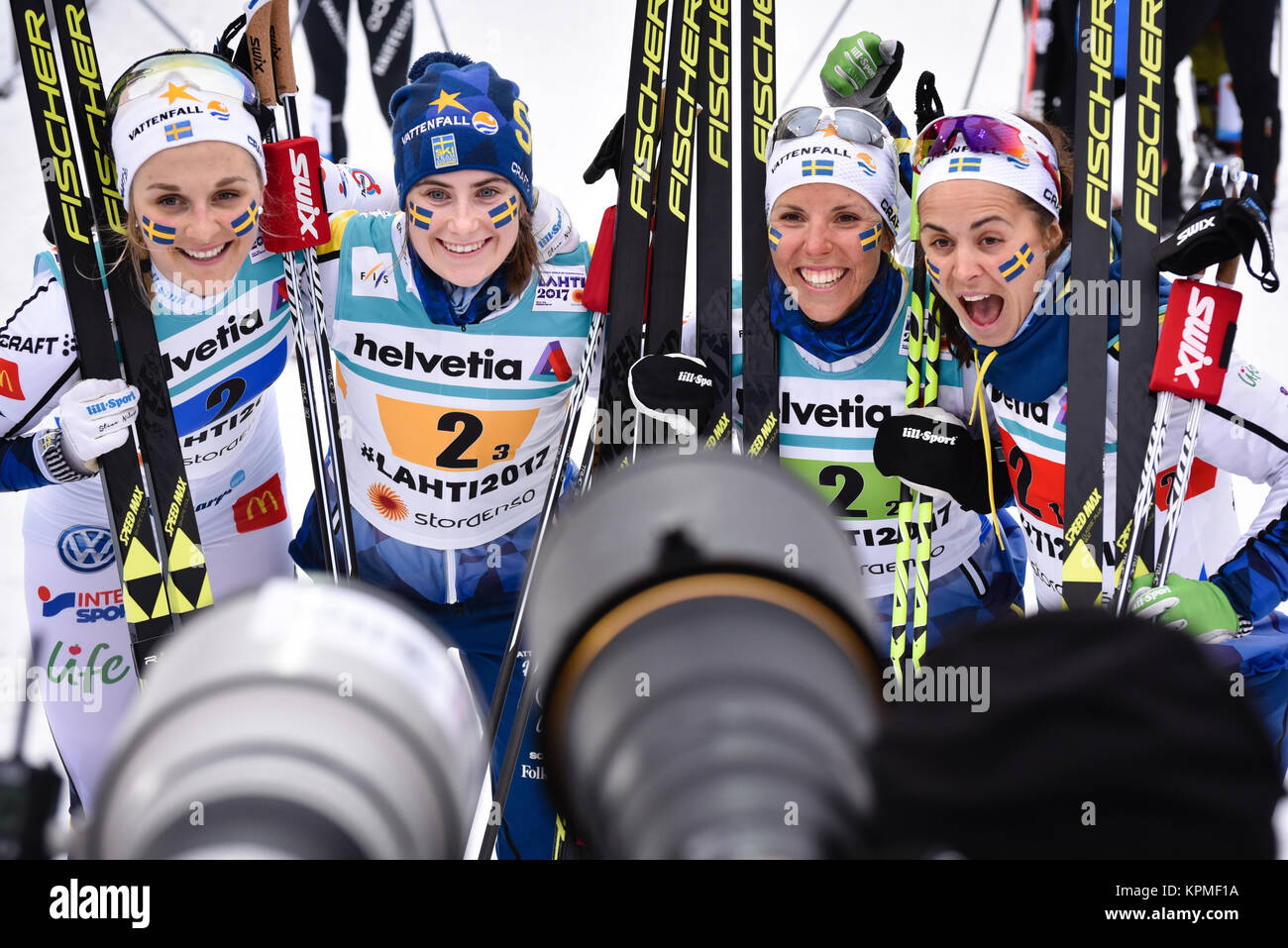 L'équipe du relais de la Suède célèbre après avoir terminé deuxième dans les 4 x 5 k au relais 2017 Championnats du Monde de Ski Nordique, Lahti, Finlande. Banque D'Images