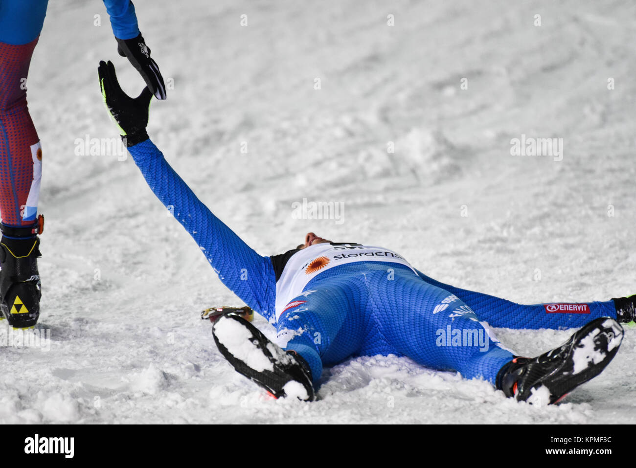 Italie Federico Pellegrino (couché sur la neige), serre la main avec la Russie, Sergey Ustiugov après avoir remporté le Championnat du Monde 2017 de Ski Nordique sprint. Banque D'Images