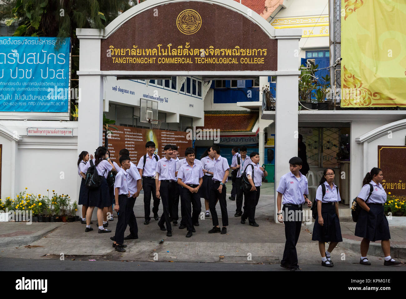 Bangkok, Thaïlande. Les étudiants qui quittent l'école, en fin d'après-midi. Banque D'Images