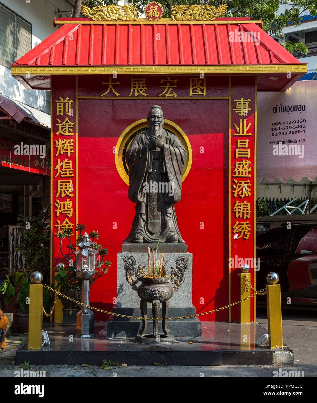 Bangkok, Thaïlande. Lieu de culte à Confucius en dehors d'une école pour les étudiants thaïlandais chinois. Banque D'Images