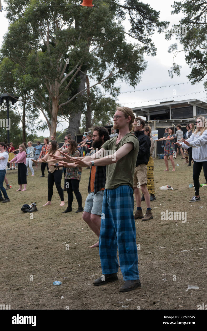 2017 Meredith Music Festival tenu à Meredith, en Australie chaque année. Matin, groupe de Tai Chi tenue à la masse de la musique principale avec le Tai Chi Master et musique Banque D'Images