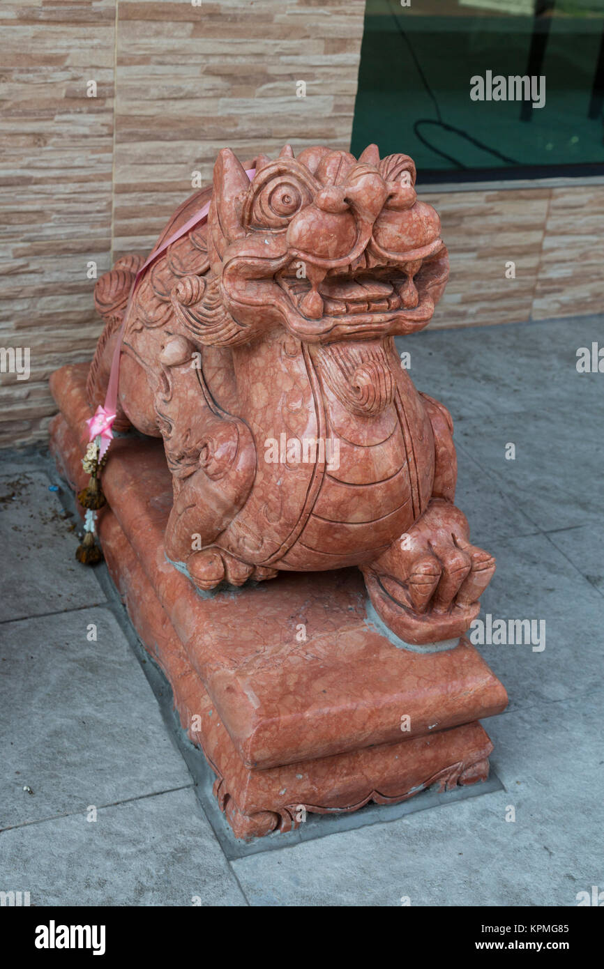 Bangkok, Thaïlande. Lion gardien à l'extérieur d'un établissement d'entreprise, un magasin de bijoux. Banque D'Images