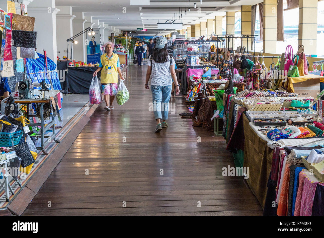 Bangkok, Thaïlande. Les peuplements des vendeurs au Mall par le Marché aux Fleurs Bateau-Stop. Banque D'Images