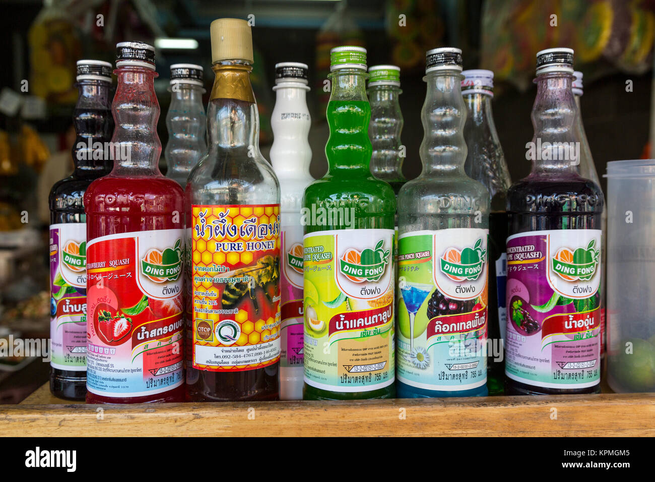 Bangkok, Thaïlande. Chakphet Road. Les sirops et concentrés de jus de fruits pour les boissons de jus. Banque D'Images