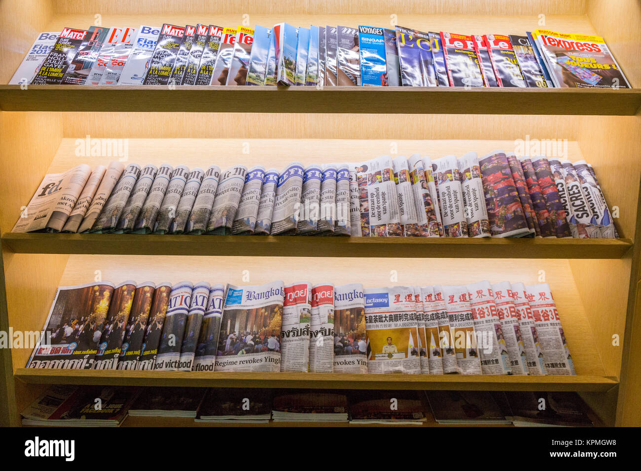 Bangkok, Thaïlande. Journaux et magazines internationaux, l'aéroport de Suvarnabhumi salle de départ. Banque D'Images