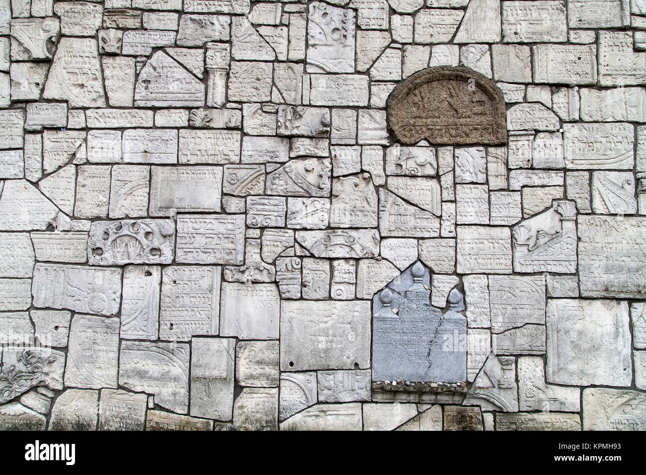 Mur des lamentations au cimetière Remu construites avec des fragments de pierres tombales juives détruites par les Nazis, Cracovie, Pologne. Banque D'Images